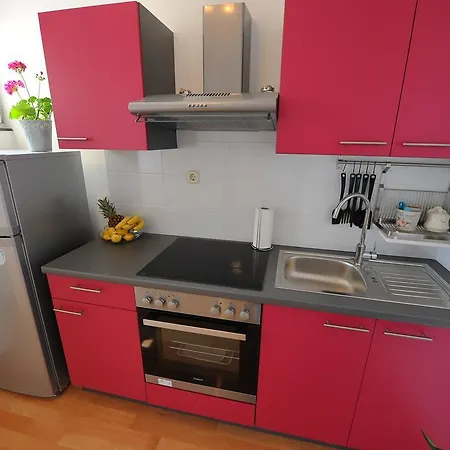 Gold Apartment Split